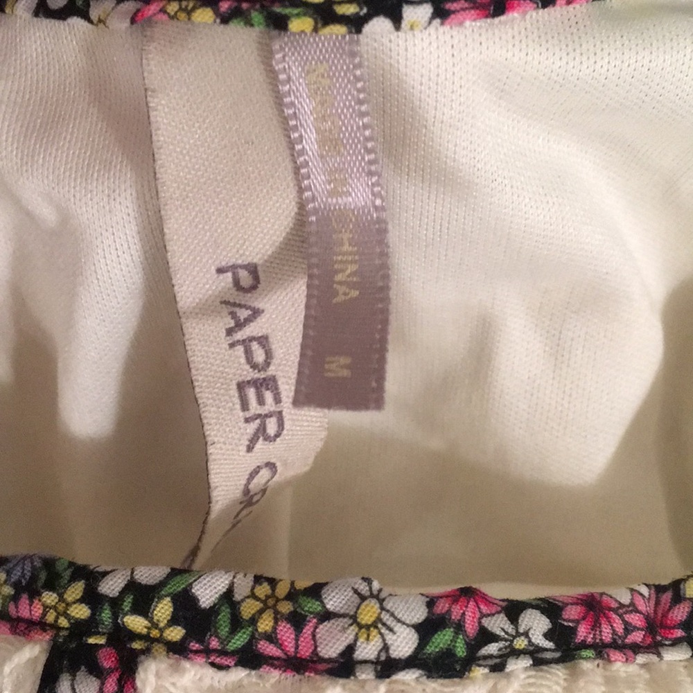 NWOT white lace crop top with floral trim 😍 - Picture 5 of 8